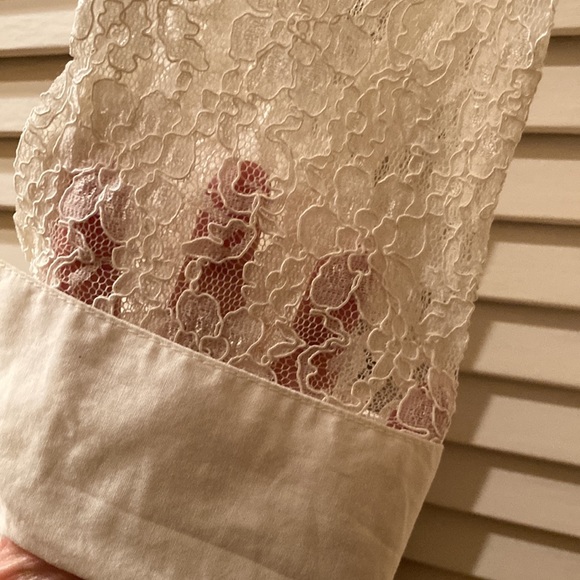White/cream lace blouse with entire body lined and sleeves are not lined. - Picture 2 of 7